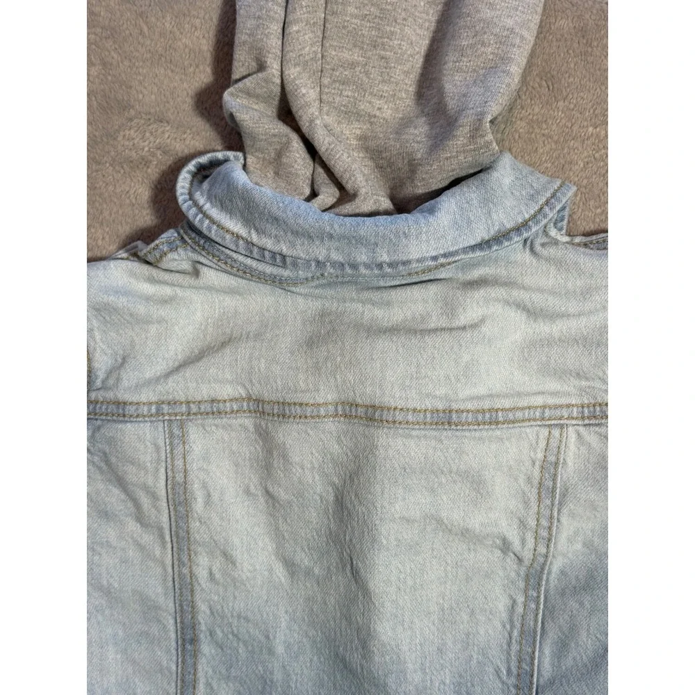 Cat & Jack Kids Light Wash Denim Jacket with Grey Hood Frayed Hem Size S 6/7